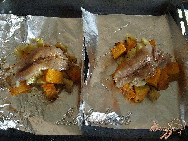 Фото приготовление рецепта: Ужин из куриного филе с тыквой и картофелем шаг №3