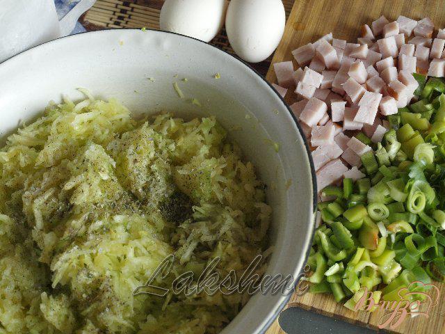 Фото приготовление рецепта: Кабачковая запеканка с балыком и помидорами шаг №1
