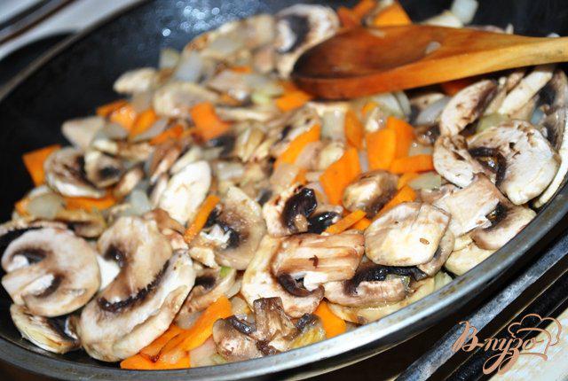 Фото приготовление рецепта: Суп гречневый с грибами шаг №5