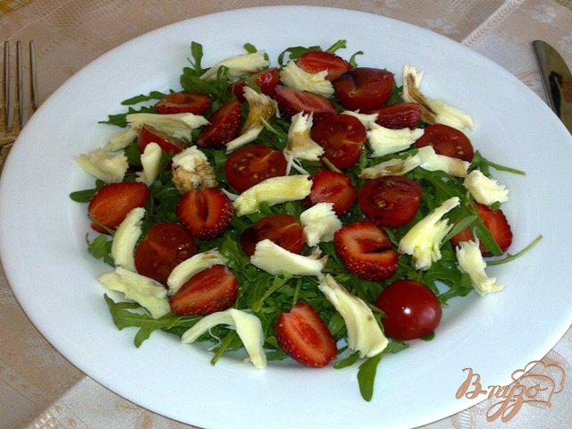 Фото приготовление рецепта: Салат с клубникой, моцарелой и помидорами черри шаг №2