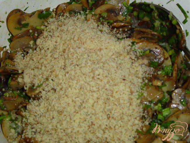 Фото приготовление рецепта: Жареные грибы с орехами шаг №5
