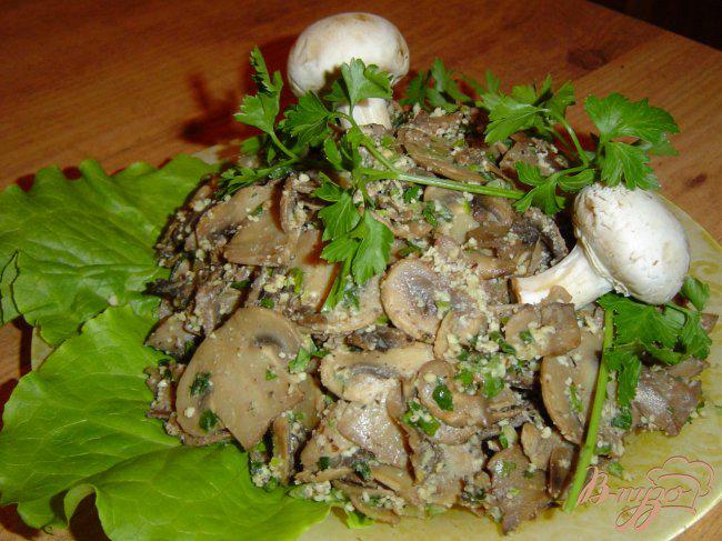 Фото приготовление рецепта: Жареные грибы с орехами шаг №6