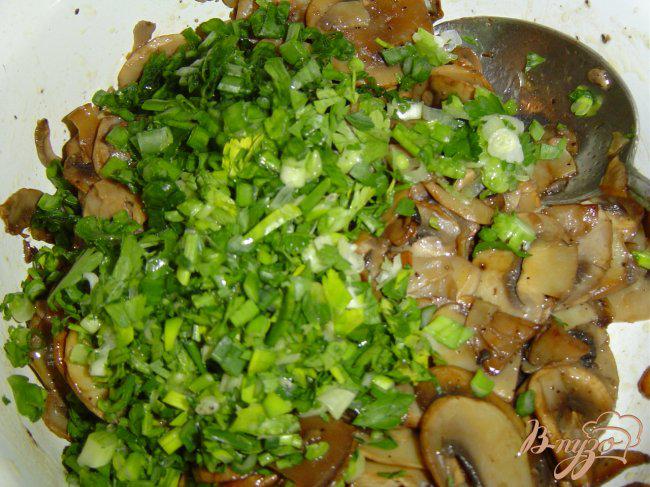 Фото приготовление рецепта: Жареные грибы с орехами шаг №4