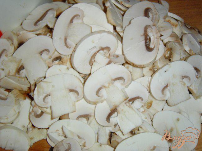 Фото приготовление рецепта: Жареные грибы с орехами шаг №1
