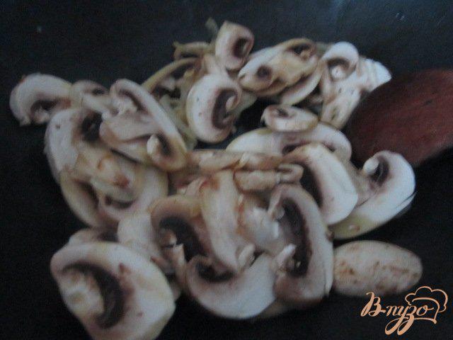 Фото приготовление рецепта: Яйца пашот с грибами шаг №2