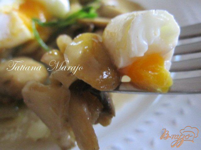 Фото приготовление рецепта: Яйца пашот с грибами шаг №7