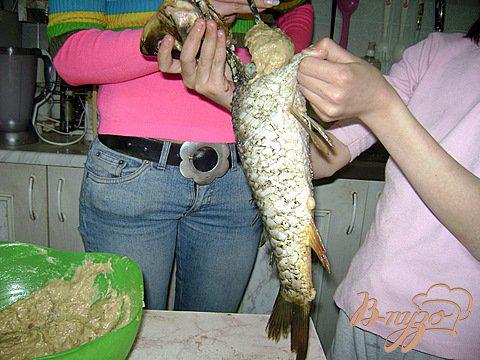 Фото приготовление рецепта: Фаршированная рыба шаг №7