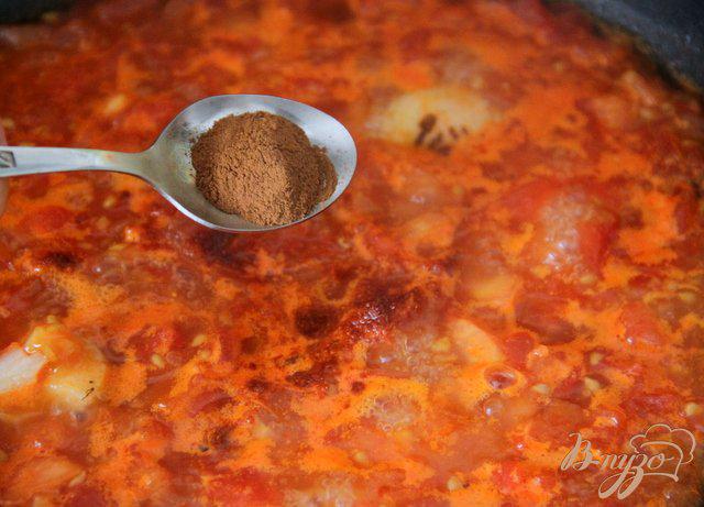 Фото приготовление рецепта: Баклажаны под томатным соусом  с корицей шаг №5