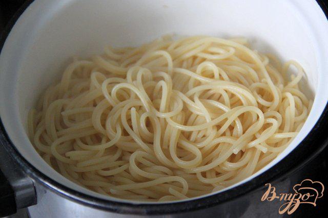 Фото приготовление рецепта: Спагетти с индейкой и маслинами шаг №1