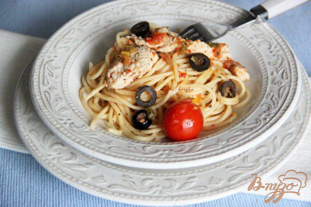 Фото приготовление рецепта: Спагетти с индейкой и маслинами шаг №7