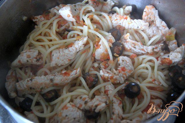 Фото приготовление рецепта: Спагетти с индейкой и маслинами шаг №6