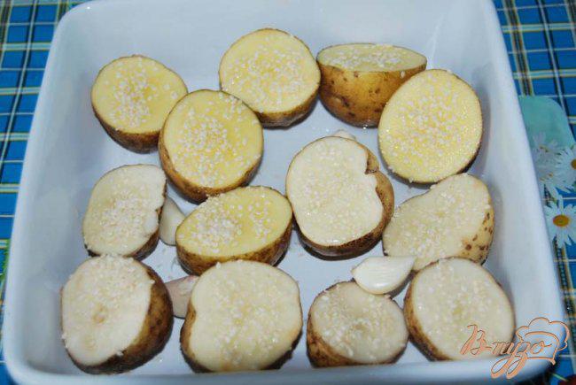 Фото приготовление рецепта: Картофель, запеченный с чесноком и кунжутом, со сметанным соусом шаг №2