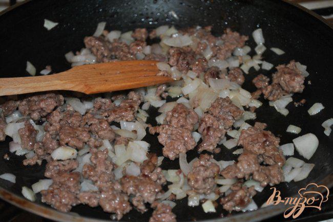 Фото приготовление рецепта: Кабачки фаршированные фаршем с болгарским перцем шаг №3