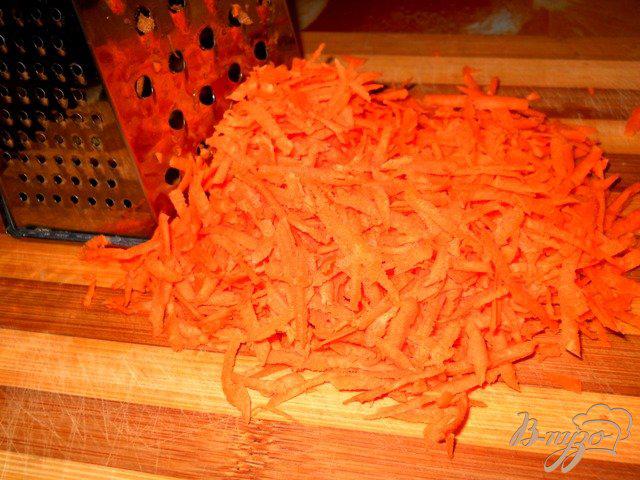 Фото приготовление рецепта: Салат из редьки с морковью и сыром шаг №2