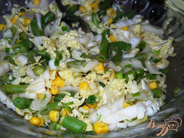 Фото приготовление рецепта: Салат из пекинской капусты с зеленой фасолью и кукурузой шаг №6