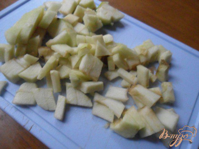 Фото приготовление рецепта: Шарлотка с яблоками и сушёной вишней шаг №3