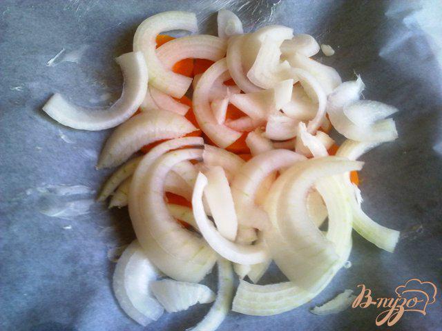 Фото приготовление рецепта: Запеченная форель с овощами под соусом шаг №3