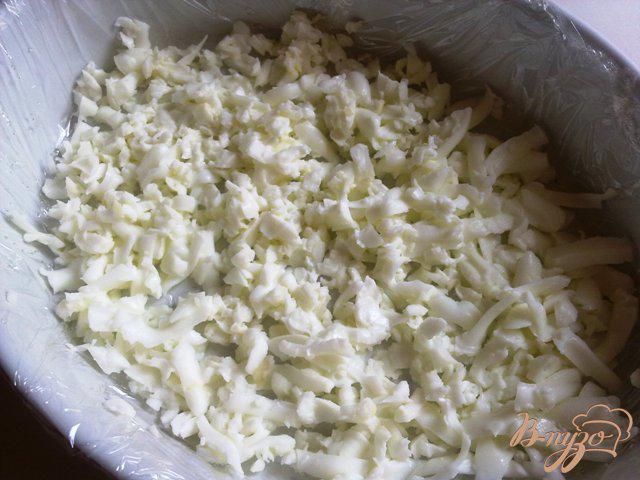 Фото приготовление рецепта: Слоеный печеночный салатик шаг №6