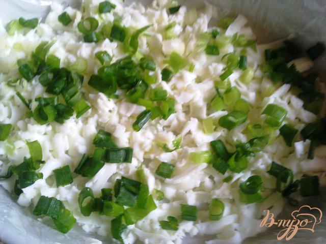 Фото приготовление рецепта: Слоеный печеночный салатик шаг №7