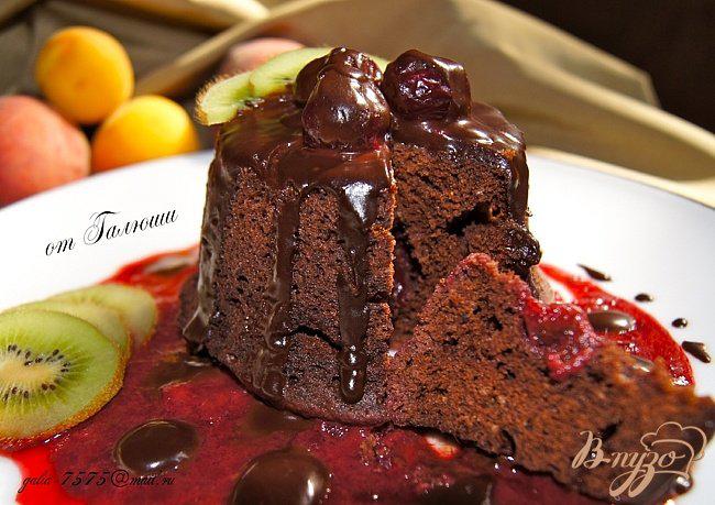 Фото приготовление рецепта: Шоколадный кекс с вишней в микроволновке шаг №3