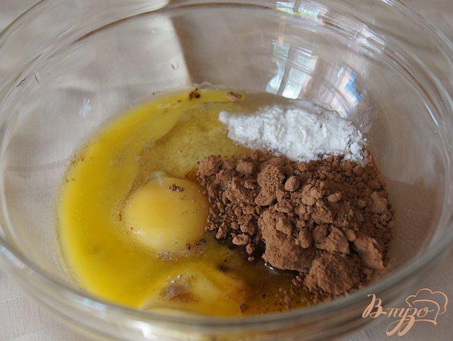 Фото приготовление рецепта: Шоколадный кекс с вишней в микроволновке шаг №1