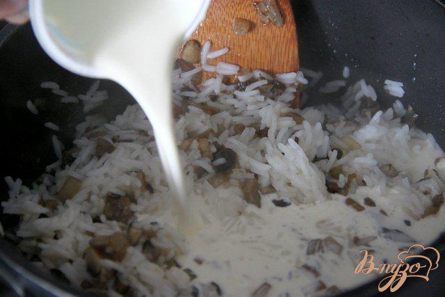 Фото приготовление рецепта: Рисовая запеканка с грибами по-европейски шаг №4