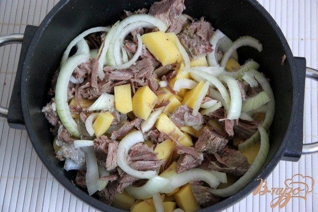 Фото приготовление рецепта: Жаркое из  картофеля, варенного мяса в сливочном соусе шаг №1