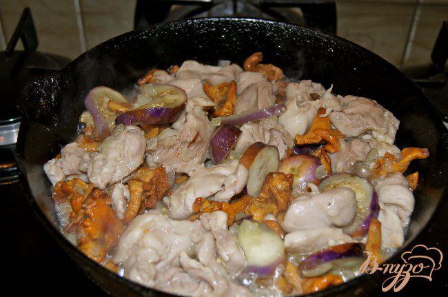 Фото приготовление рецепта: Фрикасе из курицы с лисичками и шафраном шаг №3