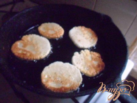 Фото приготовление рецепта: Оладьи с пастой из авокадо и креветками шаг №2