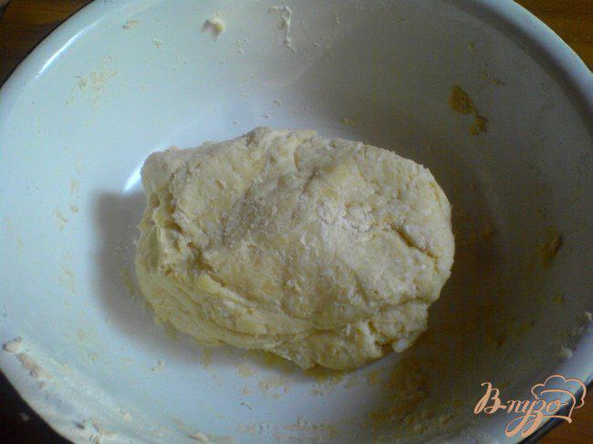 Фото приготовление рецепта: Открытый пирог с томатами, козьим сыром и шалфеем шаг №2