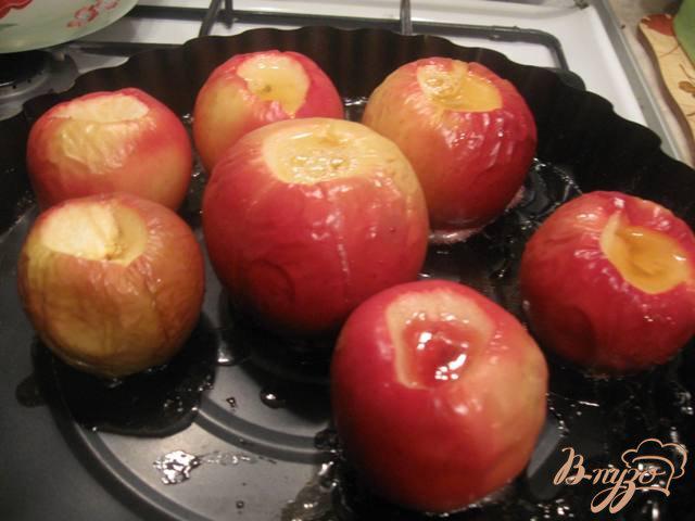 Фото приготовление рецепта: Яблоки запеченные с медом шаг №3