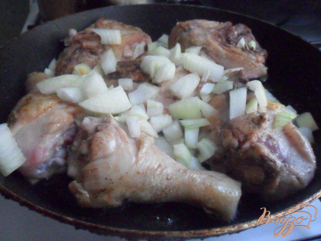 Фото приготовление рецепта: Яхния с курицей шаг №3