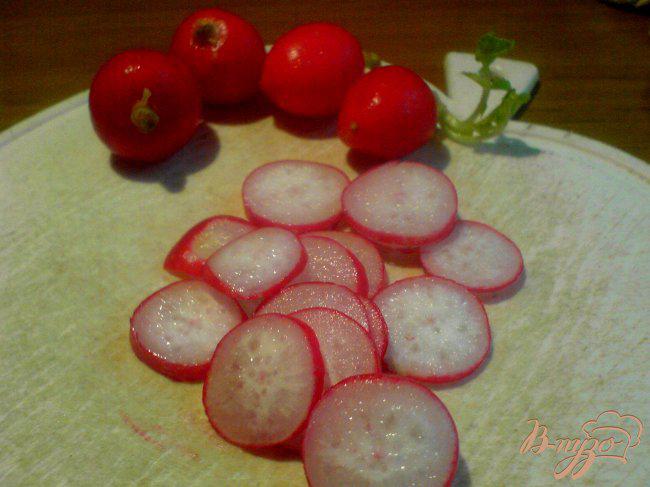 Фото приготовление рецепта: Салат из редиса и сырного омлета. шаг №4