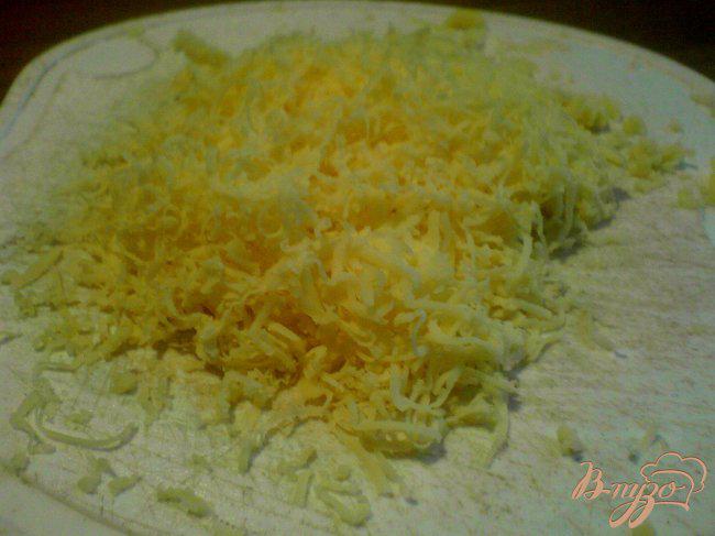 Фото приготовление рецепта: Салат из редиса и сырного омлета. шаг №1
