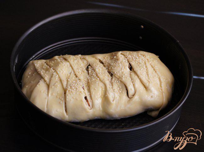 Фото приготовление рецепта: Пирог с форелью и зеленым сыром шаг №6