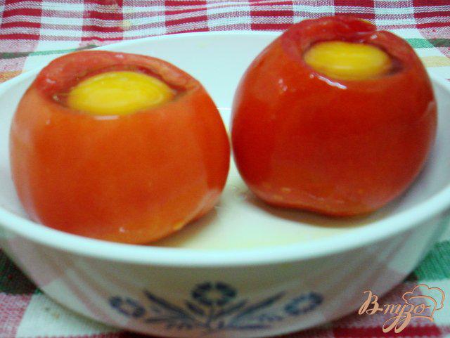 Фото приготовление рецепта: Яичница в помидорах шаг №2