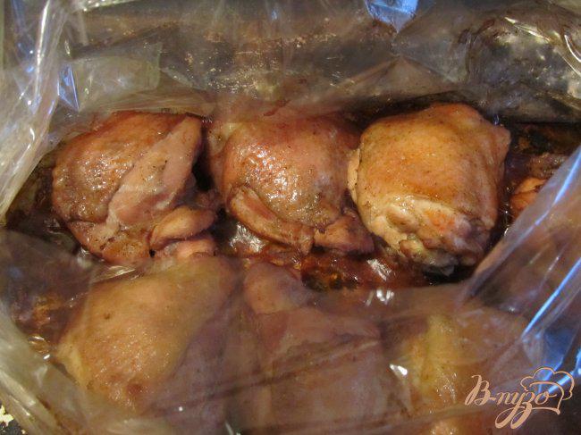 Фото приготовление рецепта: Куриные бедрышки в рукаве для запекания шаг №4
