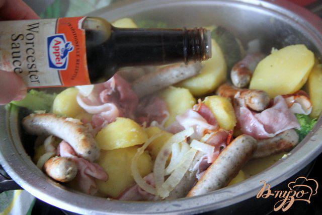 Фото приготовление рецепта: Всё в одной сковороде «По-баварски» шаг №6