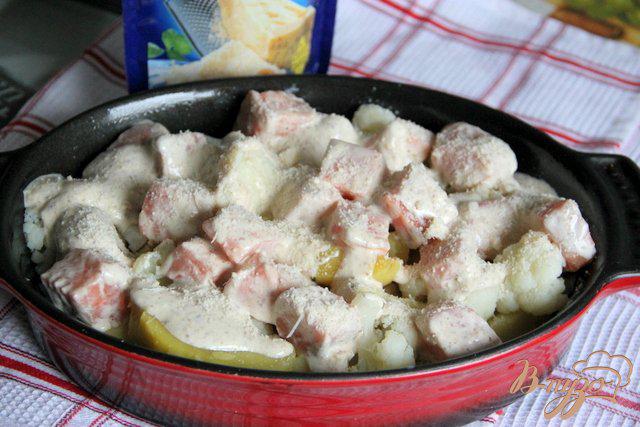 Фото приготовление рецепта: Запеканка из картофеля, цветной капусты и лосося под сметанно-горчичным соусом шаг №5