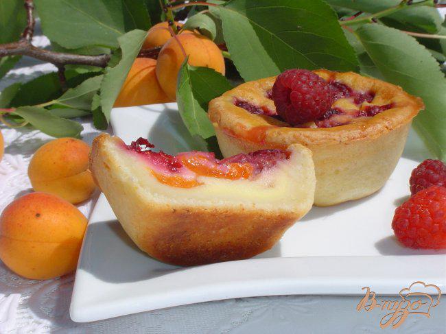 Фото приготовление рецепта: Творожные заливные корзиночки с абрикосами и малиной шаг №6