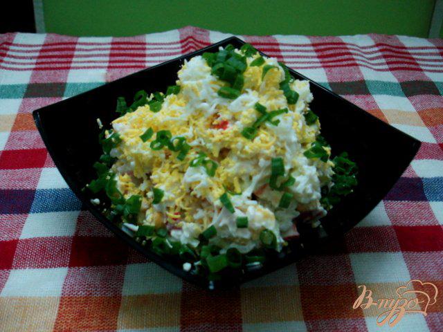 Фото приготовление рецепта: Салат из крабовых палочек с рисом и огурцом шаг №6