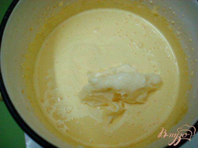 Фото приготовление рецепта: Пирог с ломтиками персика шаг №3
