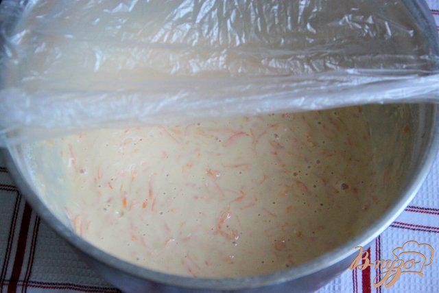 Фото приготовление рецепта: Солнечные дрожжевые оладьи с тыквой и мёдом ...для хмурой осени шаг №5