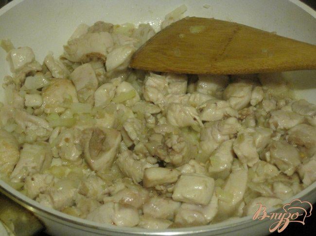 Фото приготовление рецепта: Куриная запеканка с цветной капустой и кабачком. шаг №3