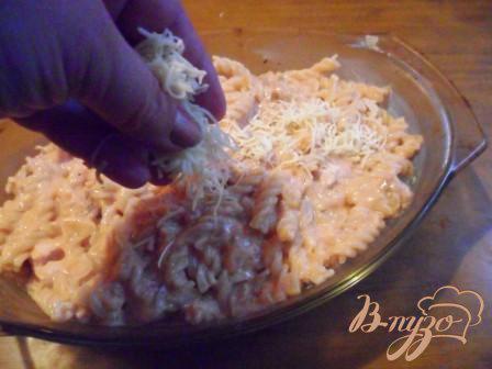 Фото приготовление рецепта: Запеканка из макарон с индейкой в сырном соусе. шаг №8