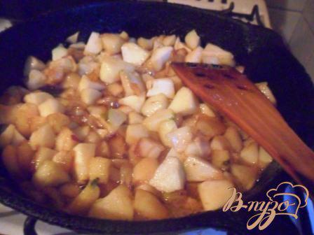 Фото приготовление рецепта: Яблочный пирог - sour cream apple pie шаг №4