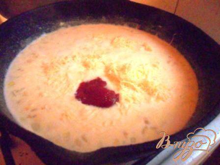 Фото приготовление рецепта: Запеканка из макарон с индейкой в сырном соусе. шаг №5
