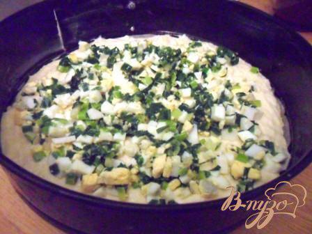 Фото приготовление рецепта: Заливной пирог с зелёным луком и яйцом шаг №4