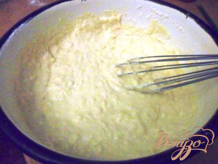 Фото приготовление рецепта: Заливной пирог с зелёным луком и яйцом шаг №3