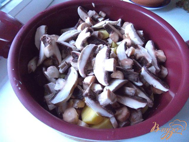 Фото приготовление рецепта: Картофель с грибами и баклажанами в сметане шаг №3